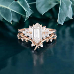 Anillo de compromiso de diamante cultivado en laboratorio de corte ovalado con banda de boda de hoja de vid y chevron, engaste de púas en oro blanco, acabado de alto brillo - Product Image 4