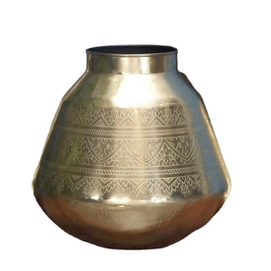 Vase à plantes et vase à fleurs dorés, design artisanal, idéal pour la décoration intérieure, la meilleure décoration d'intérieur faite à la main. - Product Image 6