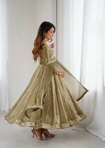 Robe Anarkali en soie vert olive pour femme avec détails brodés, longueur ras du sol, style traditionnel indien pakistanais, ample, pour mariage - Product Image 5
