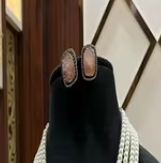 Ensemble collier et boucles d'oreilles en laiton plaqué or de qualité supérieure, orné de perles et de pierres Kundan, idéal pour les mariages et les soirées. - Product Image 2