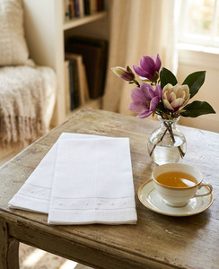 Toalla de invitado de algodón blanco personalizada al por mayor con dobladillo, puntos bordados, lavable a máquina, de secado rápido, servilleta de té ecológica - Product Image 1
