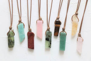 จี้คริสตัลลาพิสลาซูลีธรรมชาติ - จี้รูปทรงสี่เหลี่ยมผืนผ้าประดับพลอยสีน้ำเงิน หุ้มด้วยลวดทอง - หินบำบัดทางจิตวิญญาณ - Product Image 4