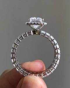 Anillo de Diamantes Chapado en Oro de 18k, Unisex, de Lujo, con Diamantes VVS, Corte Radiante, Halo, Banda de Eternidad, para Compromiso o Boda, Peso Personalizable - Product Image 3