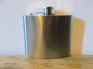 Petaca Metálica de Alta Calidad con Tapa de Rosca Segura para Uso en Exteriores - Product Image 5