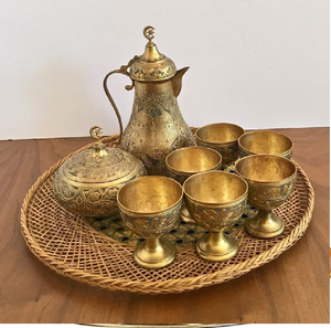 Ensemble élégant en argent et or avec des gravures florales complexes et un plateau assorti. Décor haut de gamme disponible à prix de gros. - Product Image 5