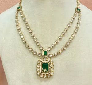 Ensemble collier et boucles d'oreilles tendance en laiton plaqué or de qualité supérieure, orné de pierres Polki Kundan et de moissanite, idéal pour les fiançailles, les fêtes et les mariages - Product Image 3