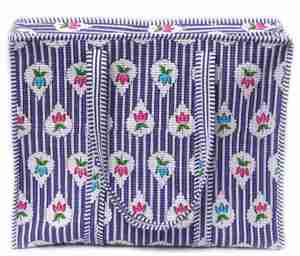 Bolso tote de algodón acolchado con estampado artesanal, estampado a mano con rayas índigo y motivos florales, bolso de viaje, bolso de hombro grande artesanal - Product Image 1