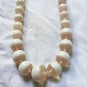Collar de cuentas de resina blanca hecho a mano, cuentas redondas, joyería de moda para mujer, accesorio de disfraz, collar llamativo para fiesta - Product Image 1