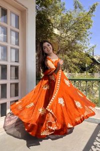 Ensemble robe Fandy en soie avec broderie de fils et micro-coton, pantalon palazzo confortable et dupatta – Vêtements indiens élégants pour femme - Product Image 3