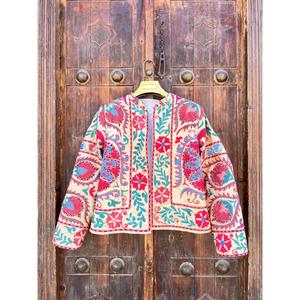 Chaqueta de Terciopelo Bordada Estilo Boho Suzani de Lujo para Mujer, Diseño Floral Colorido, Cuello Alto, Hecha a Mano, Ropa de Invierno - Product Image 3