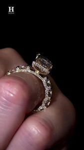 Anillo de compromiso de lujo con diamante de laboratorio de corte radiante alargado, oro amarillo de 14K, banda pavé redonda grande y pesada - Product Image 3