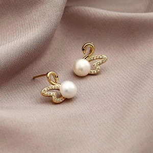 Boucles d'oreilles clous cygne AMBER JEWELS vintage en alliage de zinc plaqué or 18 carats, imitation perle et zircon, certifiées IGI pour femme - Product Image 1