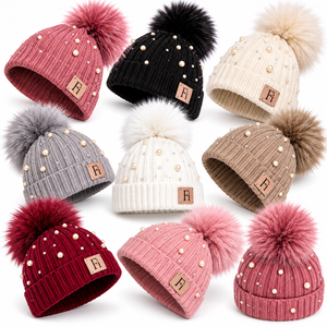 Bonnet d'hiver en tricot côtelé pour femme avec pompon en fausse fourrure et perles, logo métallique personnalisé, casquette tendance, vente en gros, fournisseur de mode B2B - Product Image 3