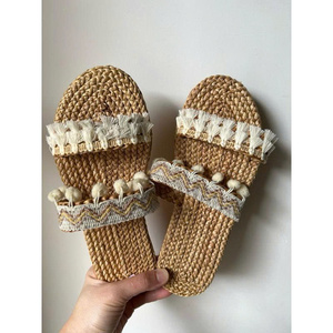 Export en gros de pantoufles et sandales de plage artisanales en jacinthe d'eau pour femmes, collection Resort Vietnam - Product Image 1