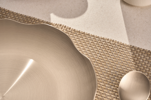 NOBBAN Piatto YUGI Premium Coreano in Bronzo con Bordo Floreale a Loto - Product Image 4