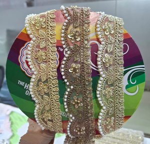 Dentelle brodée |   Bordure textile décorative artisanale de qualité supérieure pour saris, tenues de mariée, robes, lehenga et chemisiers - Product Image 4