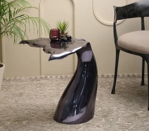 Table basse et table d'appoint en aluminium poli brillant, design moderne artisanal, nouvelle collection Whale Tail Wholesale pour la décoration intérieure. - Product Image 1