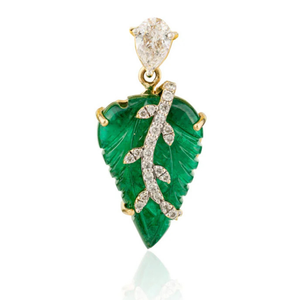 Collier pendentif en or jaune massif 18 carats avec émeraude sculptée en forme de feuille de 9,99 carats - Product Image 2