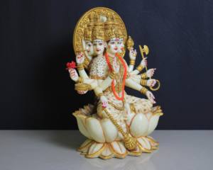 รูปปั้นพระแม่ลักษมีสีขาวทำจากเรซิ่นหลากสี สำหรับการบูชาและตกแต่งบ้าน งานศิลปะสไตล์อาร์ตเดโค ดีไซน์ทำมือ งานฝีมือนิรมลา - Product Image 1