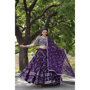 Lehenga Choli avec des paillettes artificielles et des broderies au fil - Product Image 1