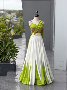 Ensemble Lehenga Choli décontracté pour femme en coton et soie, vert et blanc, à séchage rapide, avec haut court brodé et dupatta longue, idéal pour les mariages - Product Image 5