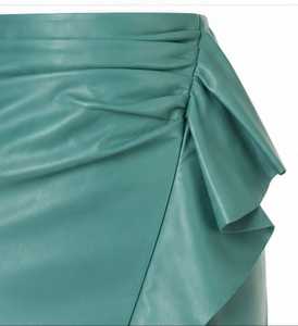กระโปรงหนังสั้นแต่งระบายสีพื้นสำหรับผู้หญิงแบบมันเงา - Product Image 6