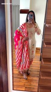 Ensemble indien traditionnel de qualité supérieure en Chinon avec broderie, travail de cordonnet et sequins, comprenant un haut, un Dhoti Salwar et un Dupatta - Fournisseur indien - Product Image 3