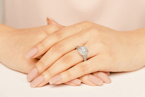 Bague de fiançailles Lasting Legacy en or massif avec diamant de laboratoire certifié taille coussin de 1,42 carat – Vente en gros, bague surprise - Product Image 3