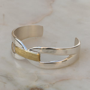 Bracelet manchette bicolore en laiton, jonc martelé en métaux mélangés, bijoux modernes et minimalistes aux tons argent et or - Product Image 6