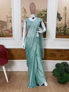 Sari en satin de soie vert menthe de luxe avec broderie florale blanche riche, idéal pour les fêtes d'hiver et les mariages, séchage rapide pour femme - Product Image 4