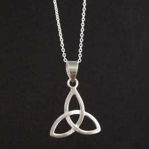 Collier tendance en argent 925 avec pendentif en forme de nœud, collier pour femme à porter tous les jours, collier de luxe, bijoux minimalistes délicats en forme de nœud - Product Image 1