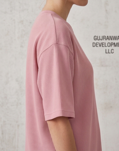 T-shirt rose oversize en maille gaufrée à col rond et manches courtes, coupe classique, style urbain pour femme - Product Image 5