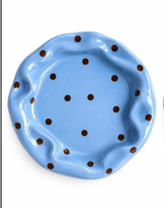 Assiette décorative en céramique bleue avec des points bruns, forme irrégulière, design rétro peint à la main - Product Image 1
