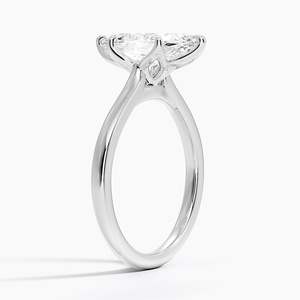 Anillo Solitario de Oro Blanco de 14K con Diseño Clásico de Catedral y Engaste Brillante - Product Image 2