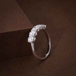 Bague de mariage classique en argent 925 avec cinq pierres de moissanite taille ronde et diamant, un cadeau raffiné pour femme - Product Image 5