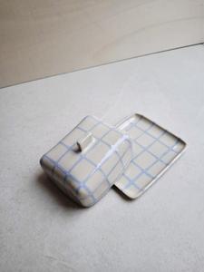 Porte-beurre moderne à motif à carreaux avec couvercle, plateau de service compact, finition brillante, élégant support de rangement pour beurre de comptoir de cuisine - Product Image 3