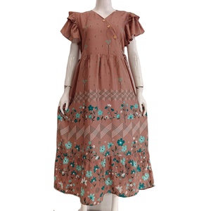 ชุดเดรสผ้าเรยอนลายดอกไม้ยาวถึงเข่าสำหรับฤดูร้อนเสื้อแขนเรียงซ้อนกันกระดุมด้านหน้าสายรัดด้านขวาและด้านซ้ายสไตล์ประจำวัน - Product Image 1