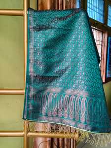Pañuelo de Seda Banarasi Tradicional de la India en Verde Mar con Detalles Intrincados de Zari - Product Image 3