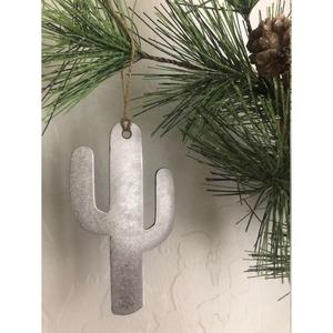 Ornement suspendu en métal en forme de cactus, style rustique, décoration de sapin de Noël, forme personnalisée, designs personnalisables, prix abordable - Product Image 1