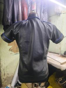 Camisa de cuero de oveja negra personalizada, uniforme fetiche, ropa de calle de moda para hombre, proveedor mayorista OEM de marca privada profesional - Product Image 3