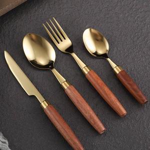 Elegante Juego de Cubiertos de Acero Inoxidable Ecológico y Sostenible con Mango de Madera para Cocina y Comedor - Product Image 1