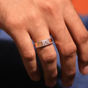 Anillo de Diamante Cultivado en Laboratorio con Corte Radiante, Claridad VVS-VS, Certificado por IGI, con Piedra Decorativa, Diseño Clásico para Hombre - Product Image 4