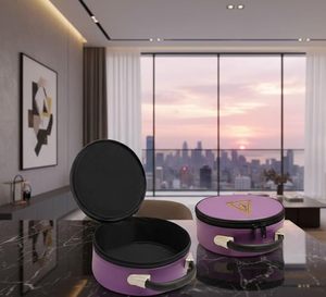 Étui pour casquette maçonnique du Rite écossais – Cuir d'imitation haut de gamme, boîte de rangement et de présentation portable pour fez – Broderie à la main - Product Image 2