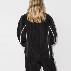 Fábrica de Chaquetas Cortavientos al por Mayor que Ofrece Tejido Ligero de Alto Rendimiento y Personalización OEM para Importadores de Ropa Deportiva - Product Image 2