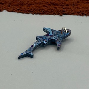 BA Enterprises Colgante de Pez Zircuti Hecho a Mano y Forjado, Collar de Acero de Damasco Exótico, Colores Efecto Aceite, Color Personalizado - Product Image 1
