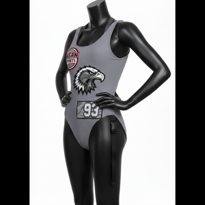 ชุดว่ายน้ำผู้หญิง ผ้าโพลีเอสเตอร์ผสมสแปนเด็กซ์ ยืดหยุ่นสูง 225 GSM สีเทาควันบุหรี่ สายรัดสีดำ พิมพ์ลายโลโก้บนแผง - Product Image 4