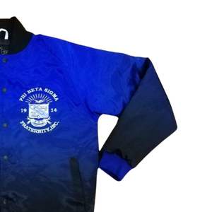 Chaqueta Bomber Negra Desgastada con Cuello Alto Phi Beta Sigma para Hombre, Ajuste Cómodo, Tejido Premium, Resistente al Viento y Transpirable - Product Image 4