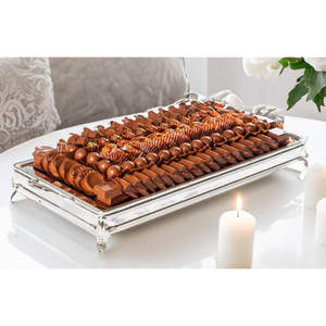 Bandeja decorativa de metal para servir chocolate, dorada, que realza tu decoración, perfecta para quienes aman la elegancia. - Product Image 2