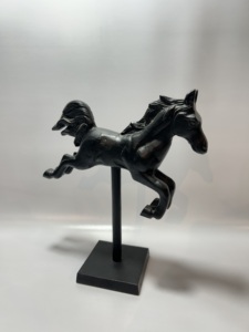 Statue de cheval sautant en aluminium noir, figurine de chevalier moderne sur socle, sculpture de table, décoration de bureau - Product Image 1
