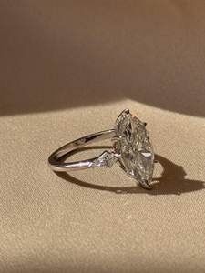Anillo de tres piedras con diamante cultivado en laboratorio de corte marquesa de 3 CT – Anillo marquesa con certificación IGI E VVS2 y piedras laterales de corte cometa - Product Image 2